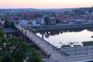 Kaunas 'ın güneş doğmadan önceki manzarası. Neman Nehri seti üzerinde 