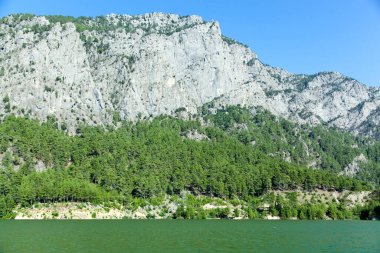 Antalya 'nın Karacaoren Gölü yakınlarındaki dik bir dağın manzarası (Türkiye).