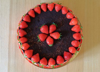 Çilekli ev yapımı çikolatalı pastanın yakından görünüşü (Litvanya).