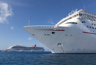 Grand Cayman Adası (Cayman Adaları) yakınlarında sürüklenen büyük yolcu gemilerinin sabah görüntüsü).