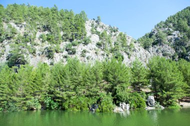 Antalya 'daki Karacaoren Gölü' nün (Türkiye) dağlık dik kıyı manzarası).