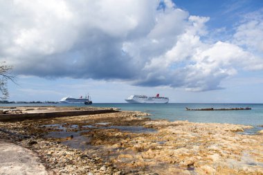 Büyük Cayman adası manzarası. Yedi Mil Sahili. Yolcu gemileri, taklit korsan gemisi ve arka planda batık bir gemi.). 