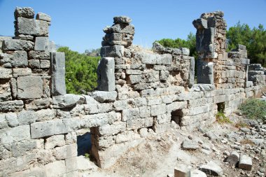 Antalya 'nın Phaselis Antik Kenti' nin (Türkiye) amfitiyatro kalıntılarının bir kısmı).