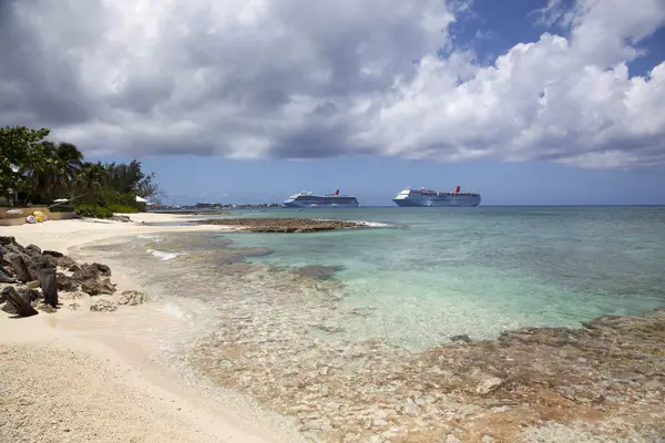 Büyük Cayman adasının manzaralı manzarası: Yedi Mil boş plaj ve arka planda sürüklenen yolcu gemileri (Cayman Adaları)).