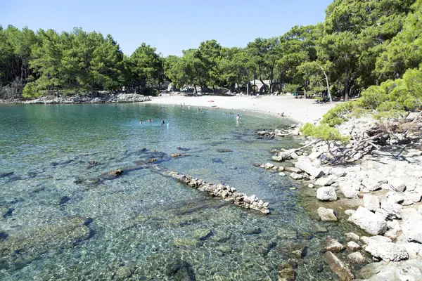Antalya ilinin Phaselis antik kent körfezi ve halk plajı manzarası (Antalya, Türkiye).