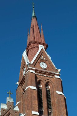 Sveksna küçük kasabasındaki (Litvanya) neo-gotik Katolik kilisesinin sabah görüşü).