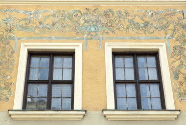 Lublin 'in eski kentindeki (Polonya) pencerelerin dış görünüşü soyut.).