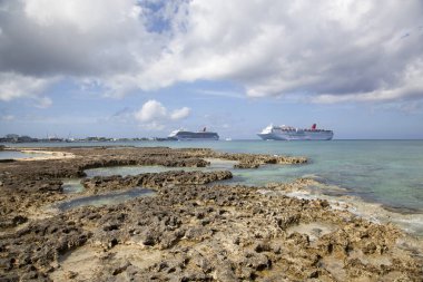 George Town (Cayman Adaları) yakınlarında sürüklenen aşınmış Grand Cayman adası kıyısı ve yolcu gemileri manzarası).