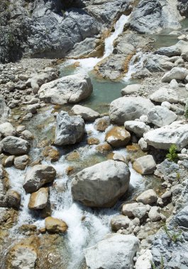Antalya 'daki Kesme Bogazi parkında (Türkiye) şelaleli sığ dağ nehrinin hava manzarası).