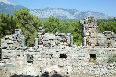 Phaselis antik şehir amfitiyatrosunun (Türkiye) duvar harabelerinin sabah manzarası).