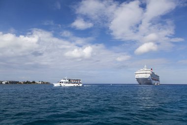 Turistleri bir yolcu gemisinden Büyük Cayman Adası 'ndaki George Town' a getiren tekne.).