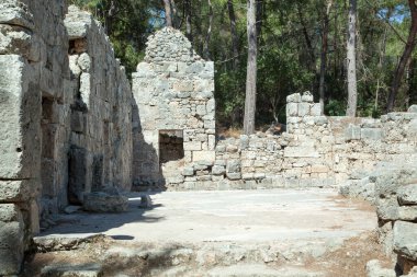 MÖ 700 yılındaki yapı harabeleri Phaselis antik kentini (Türkiye).
