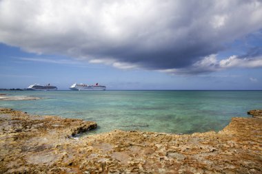 Büyük Cayman Adası 'nın manzarası... George Town (Cayman Adaları) yakınlarındaki Seven Mile Sahili kayalık kıyı ve yolcu gemileri...).