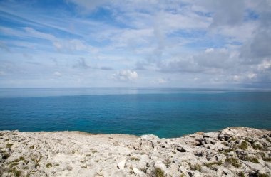 Little Stirrup Cay 'in manzarası kıyı ve turkuaz renkli Karayip Denizi' ni aşındırdı (Bahamalar).