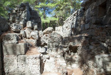 MÖ 700 yılında kurulan ev harabelerinin sabah manzarası Phaselis antik kentini (Antalya, Türkiye).