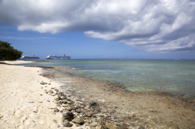 Büyük Cayman adasının manzaralı manzarası Yedi Mil Sahili ve arka planda sürüklenen yolcu gemileri (Cayman Adaları)).