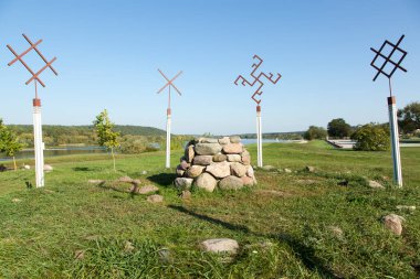 Zapyskis kasabasındaki Neman Nehri 'nin (Litvanya) eski pagan sembolleriyle yeniden yaratılmış tarihi putperest sunağı manzarası).