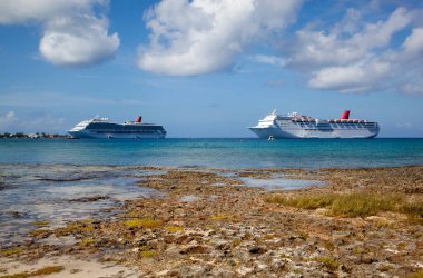 George Town (Grand Cayman, Cayman Adaları) yakınlarında sürüklenen Seven Mile Sahili kayalık kıyı ve yolcu gemilerinin manzarası).