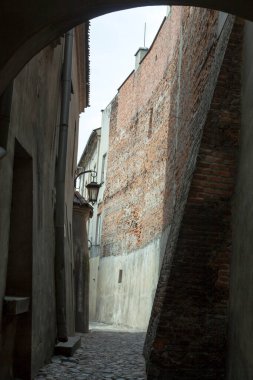 Lublin tarihi kentinde (Polonya) karanlık dar bir geçit manzarası).