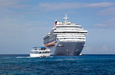 Turistleri sürüklenen bir yolcu gemisinden Büyük Cayman Adaları 'na (Cayman Adaları) taşıyan bir teknenin sabah görüntüsü).