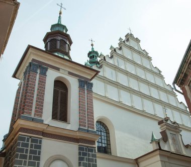 Lublin 'de çan kulesi olan tarihi 17. yüzyıl kilisesinin manzarası (Polonya).
