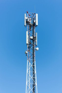 Telekomünikasyon kulesinin arka planında açık mavi gökyüzü olan yakın görüntüsü (Litvanya).