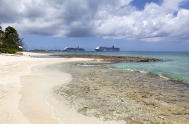 George Town (Cayman adaları) yakınlarında sürüklenen yolcu gemileriyle Grand Cayman Adası 'nın manzarası).
