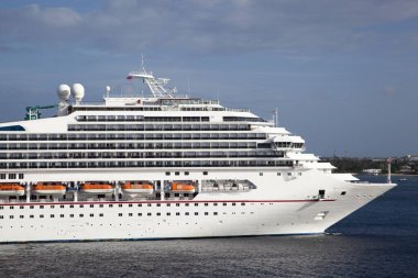 Grand Cayman Adası (Cayman Adaları) yakınlarında sürüklenen lüks bir yolcu gemisinin sabah manzarası).