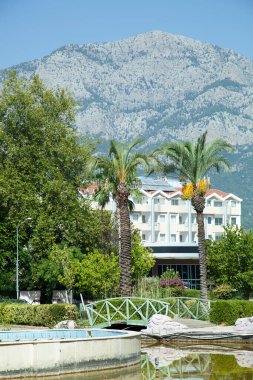 Kemer tatil köyü parkı ve arka planda yüksek bir dağ manzarası (Türkiye).