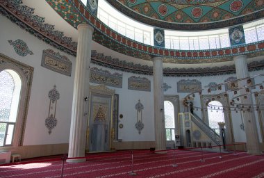 Kemer tatil beldesindeki (Türkiye) en büyük caminin renkli manzarası).