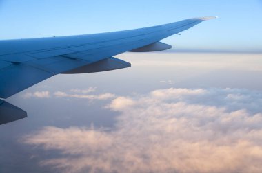 Güneşin doğuşunun düzlem penceresinden manzarası Asya 'nın üzerine boyanmış bulutlar..