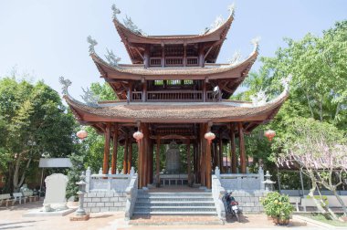 Can Tho şehrindeki Truc Lam Phuong Nam Budist Meditasyon Manastırı 'nın çanı olan küçük pagoda.).