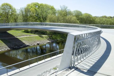 Kaunas şehrindeki Neman Nehri Adası 'na (Litvanya) modern yaya köprüsü manzarası).