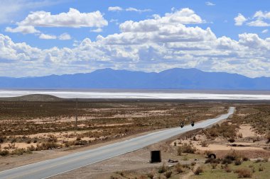 3450 metre yükseklikteki bir yolun manzarası Salinas Grandes 'e uzanır (Arjantin).).