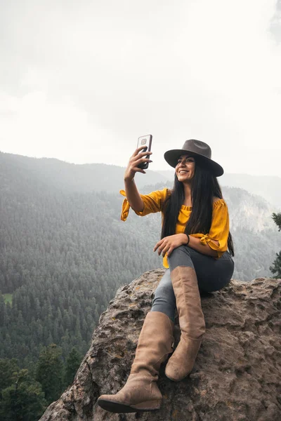 Mujer Joven Tomando Autorretrato Con Teléfono Celular Paisaje Montañas —  Fotos de Stock