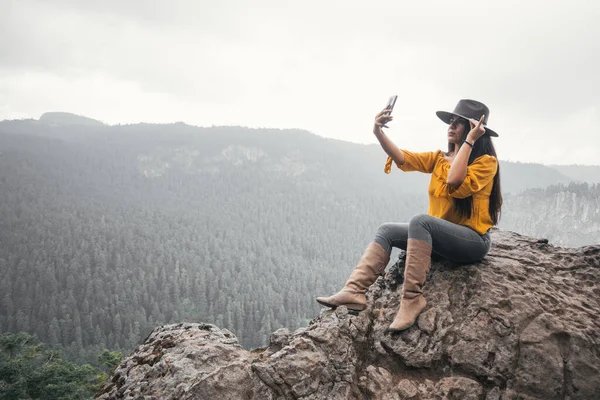 Jonge Vrouw Nemen Zelfportret Met Haar Mobiele Telefoon Een Bergen — Stockfoto