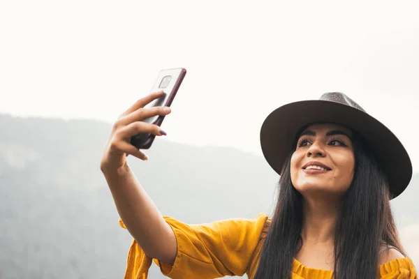 Jonge Vrouw Nemen Zelfportret Met Haar Mobiele Telefoon Een Bergen — Stockfoto