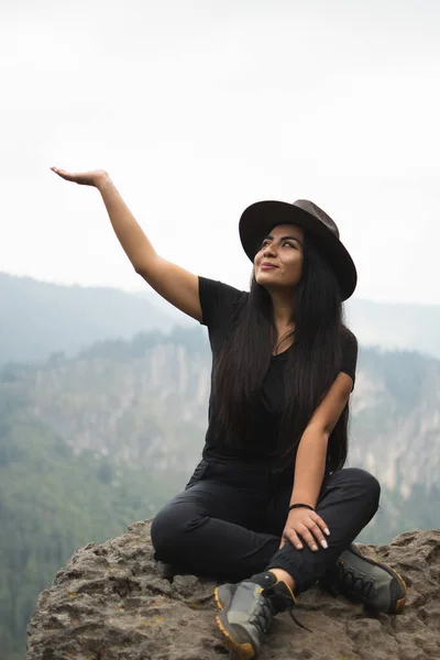 Mujer Joven Con Sombrero Observando Paisaje Montaña —  Fotos de Stock