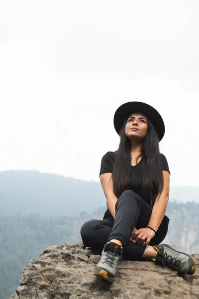 Jonge Vrouw Met Hoed Die Het Berglandschap Observeert — Stockfoto
