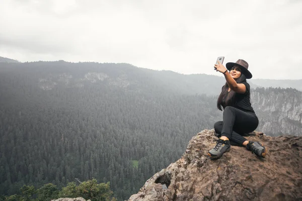 Mujer Joven Tomando Autorretrato Con Teléfono Celular Paisaje Montañas —  Fotos de Stock