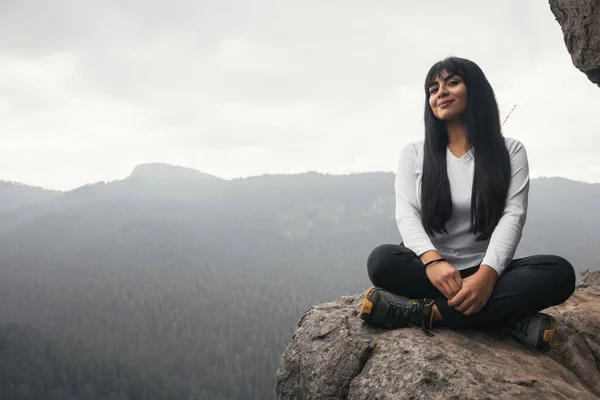 Mladá Žena Medituje Dýchá Vrcholu Hory — Stock fotografie