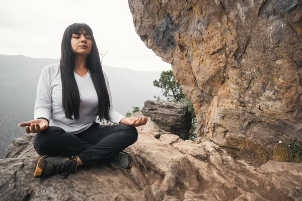 Mujer Joven Meditando Respirando Cima Una Montaña —  Fotos de Stock