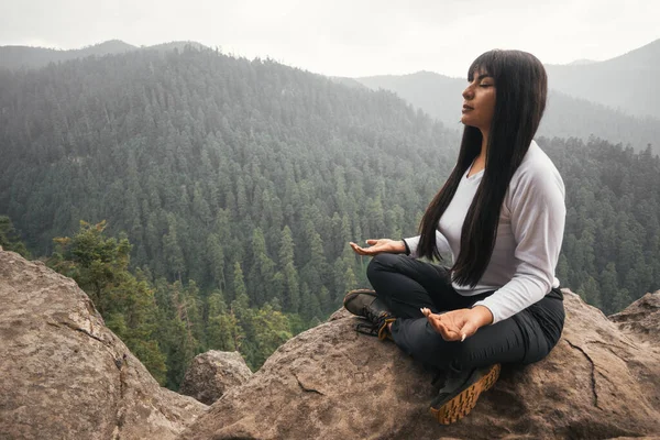 年轻女子在山顶上沉思和呼吸 — 图库照片