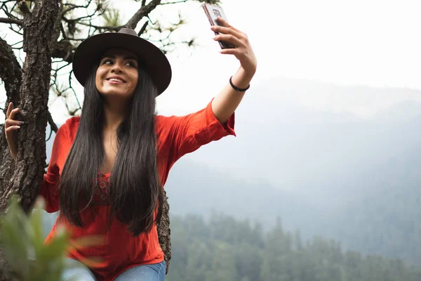 Jonge Vrouw Rood Jurk Het Nemen Van Selfies Een Berg — Stockfoto
