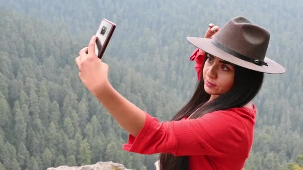 Młoda Kobieta Czerwonej Sukience Robi Selfie Górach Lasach — Wideo stockowe