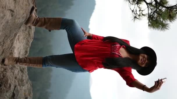 Junge Frau Roten Kleid Macht Selfies Berg Und Wald — Stockvideo