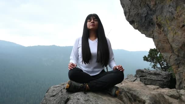 Mladá Žena Medituje Dýchá Vrcholu Hory Lesa — Stock video