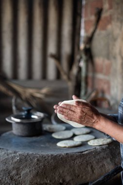 Meksikalı kadın geleneksel olarak mısır tortillası yapıyor (dikey))
