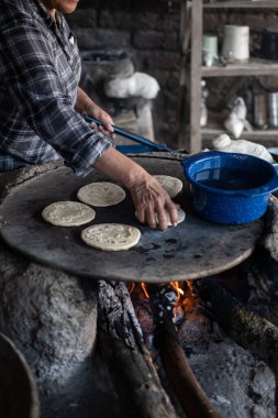 Meksikalı kadın geleneksel olarak mısır tortillası yapıyor (dikey))