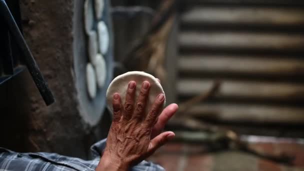 Mujer Mexicana Haciendo Tortillas Maíz Una Manera Tradicional Vertical — Vídeos de Stock